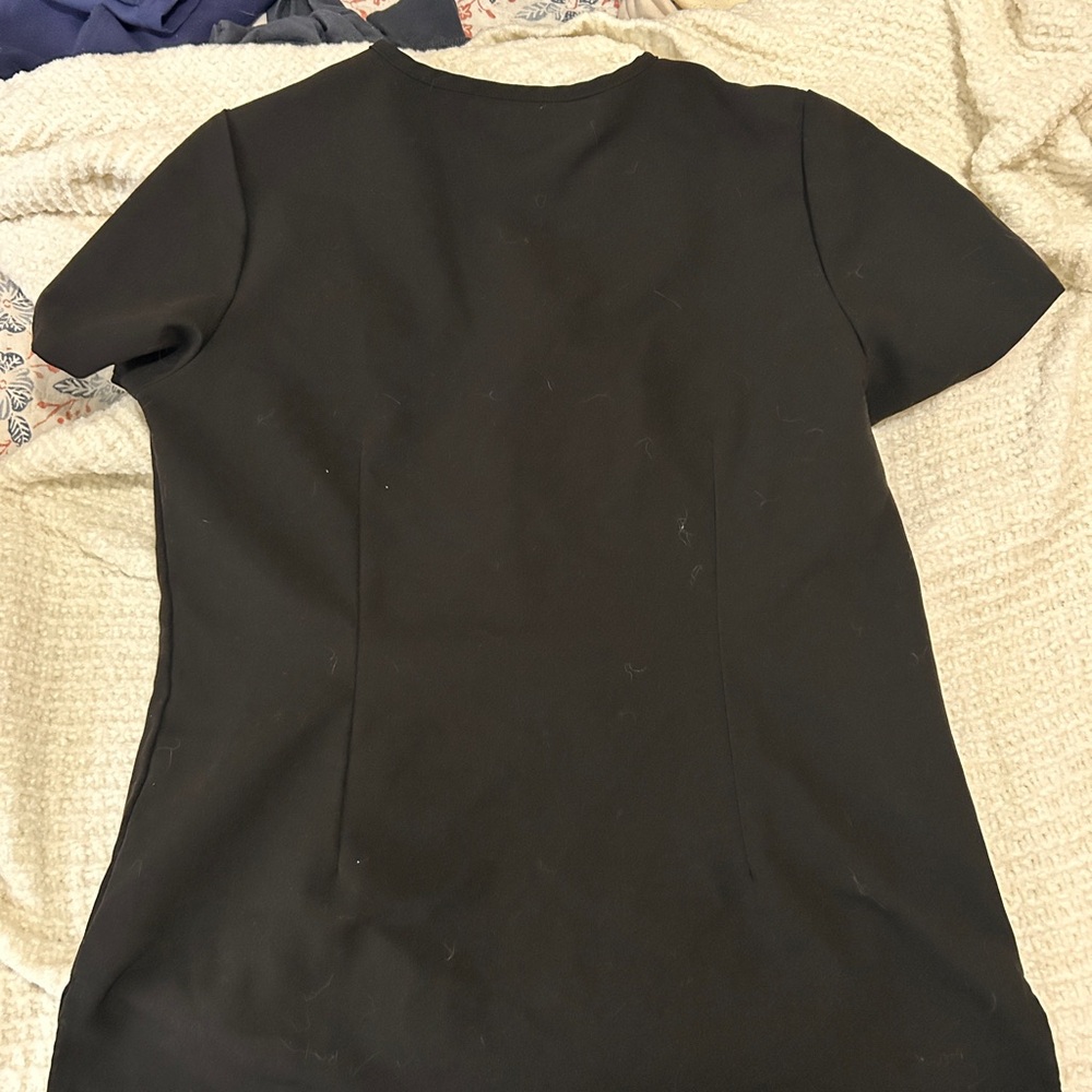 Scrub tops ⭐️ multiple - Picture 4 of 6